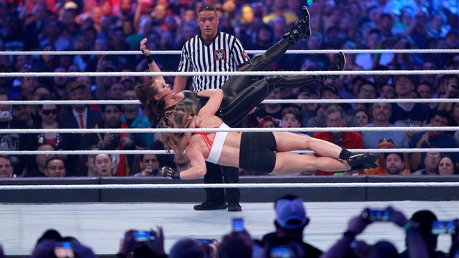 “Quái nữ” UFC Ronda Rousey  ra mắt thành công ở đấu trường WWE - Ảnh 8.