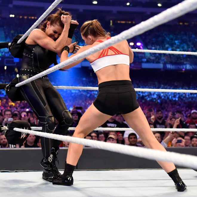 “Quái nữ” UFC Ronda Rousey  ra mắt thành công ở đấu trường WWE - Ảnh 9.