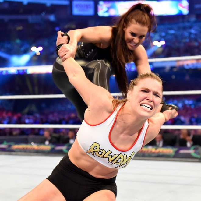 “Quái nữ” UFC Ronda Rousey  ra mắt thành công ở đấu trường WWE - Ảnh 11.