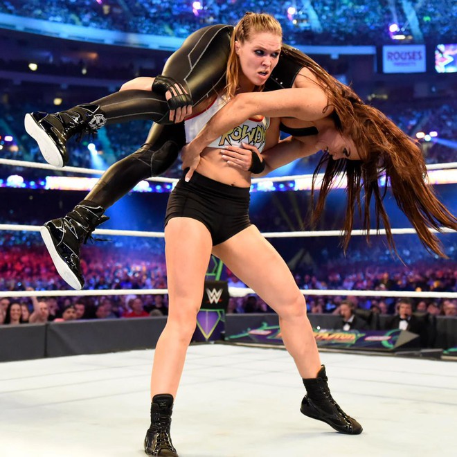 “Quái nữ” UFC Ronda Rousey  ra mắt thành công ở đấu trường WWE - Ảnh 12.