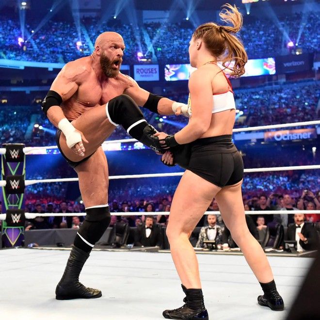 “Quái nữ” UFC Ronda Rousey  ra mắt thành công ở đấu trường WWE - Ảnh 14.