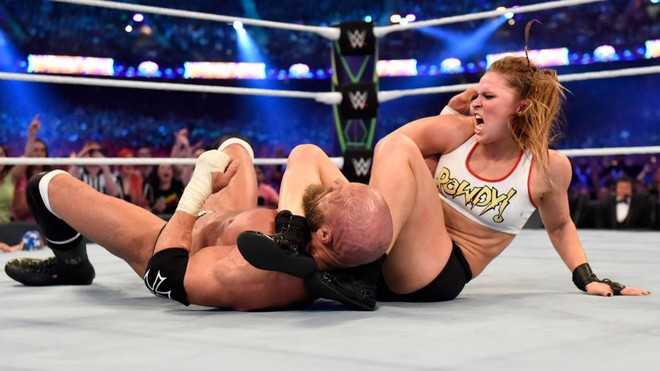 “Quái nữ” UFC Ronda Rousey  ra mắt thành công ở đấu trường WWE - Ảnh 19.