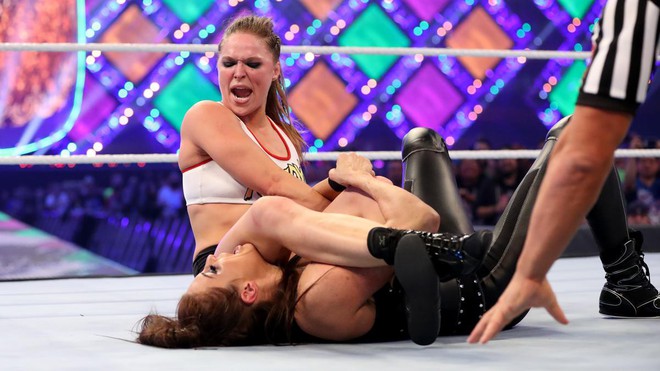 “Quái nữ” UFC Ronda Rousey  ra mắt thành công ở đấu trường WWE - Ảnh 20.