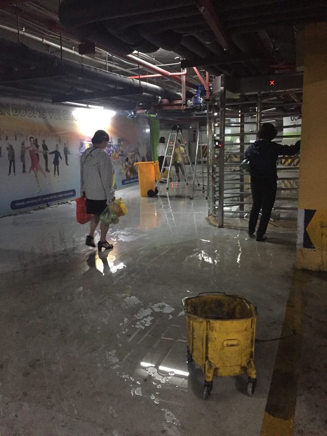 H&agrave; Nội: Hệ thống đường ống nước gặp sự cố, hầm gửi xe chung cư l&ecirc;nh l&aacute;ng nước - Ảnh 3.
