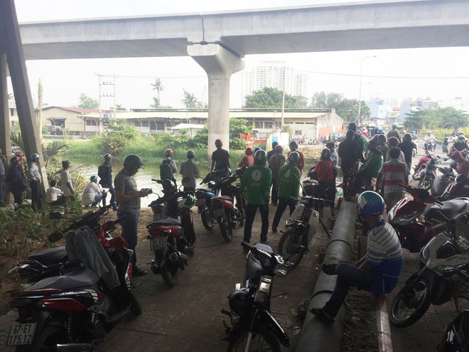 H&agrave;ng trăm người đứng xem x&aacute;c chết nam thanh ni&ecirc;n 24 tuổi, giao th&ocirc;ng kẹt cứng tr&ecirc;n cầu S&agrave;i G&ograve;n - Ảnh 1.