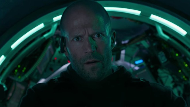 Hết đua xe, người vận chuyển Jason Statham chơi trò cút bắt với siêu cá mập trong The Meg - Ảnh 3.