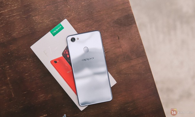 Mở hộp OPPO F7 màu bạc lấp lánh: Selfie bằng AI cực đẹp, màn hình FullView kèm tai thỏ như iPhone X - Ảnh 1.