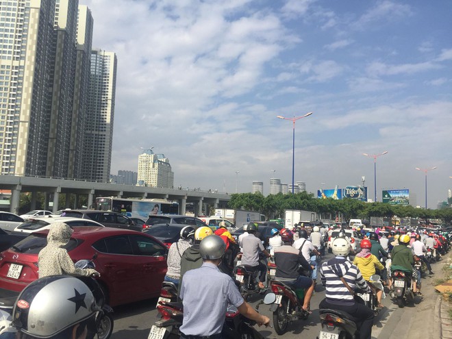 Hàng trăm người đứng xem xác chết nam thanh niên 24 tuổi, giao thông kẹt cứng trên cầu Sài Gòn - Ảnh 2.