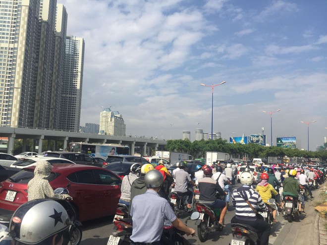 H&agrave;ng trăm người đứng xem x&aacute;c chết nam thanh ni&ecirc;n 24 tuổi, giao th&ocirc;ng kẹt cứng tr&ecirc;n cầu S&agrave;i G&ograve;n - Ảnh 2.