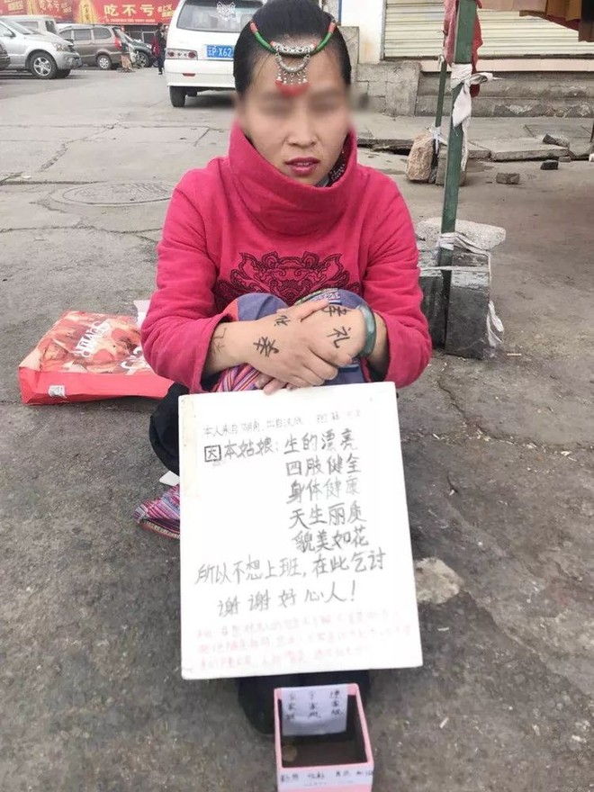 Chỉ ngồi ăn xin cạnh đường, người phụ nữ vẫn g&acirc;y b&atilde;o cư d&acirc;n mạng Trung Quốc với l&yacute; do &iacute;t ai ngờ tới - Ảnh 2.