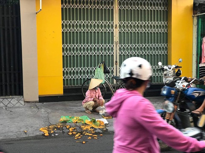 B&aacute;c sĩ c&aacute;n tr&aacute;i c&acirc;y của b&agrave; b&aacute;n h&agrave;ng trước cửa n&oacute;i g&igrave;? - Ảnh 1.