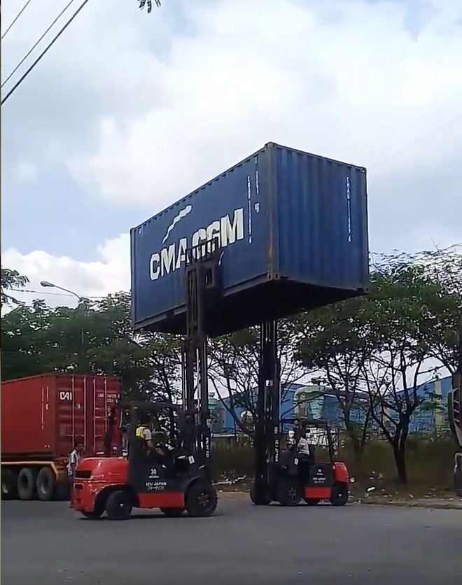 Clip: 2 tài xế xe nâng phối hợp như diễn xiếc để chuyển chiếc thùng container từ xe này sang xe khác - Ảnh 2.