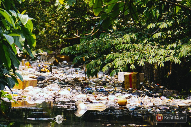 Sân bay Tân Sơn Nhất đối mặt với nguy cơ ngập vào mùa mưa do hàng tấn rác thải bịt kín kênh thoát nước - Ảnh 3.