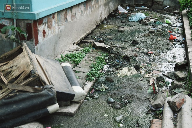 Người dân chung cư N6 Đồng Tàu khốn khổ khi sống chung với nước thải bể phốt vì vỡ đường ống - Ảnh 2.