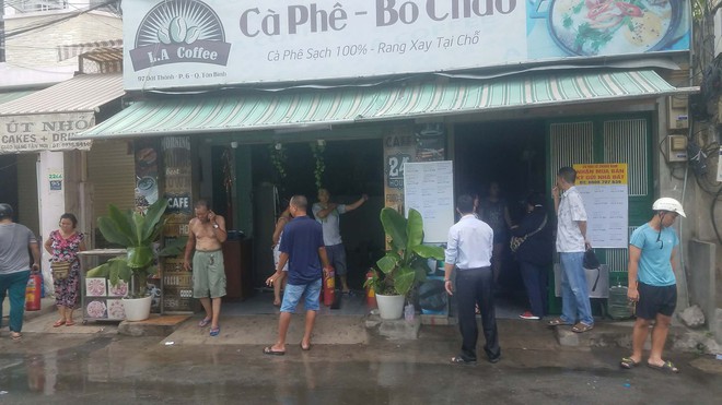 Người đ&agrave;n &ocirc;ng k&ecirc;u cứu v&igrave; mắc kẹt trong căn nh&agrave; ch&aacute;y giữa trưa ở S&agrave;i G&ograve;n - Ảnh 1.