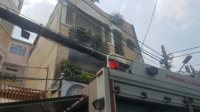 Người đàn ông kêu cứu vì mắc kẹt trong căn nhà cháy giữa trưa ở Sài Gòn - Ảnh 2.