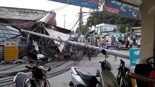 Trụ điện g&atilde;y đ&egrave; tiệm sửa xe, nhiều người tho&aacute;t chết ở S&agrave;i G&ograve;n - Ảnh 1.