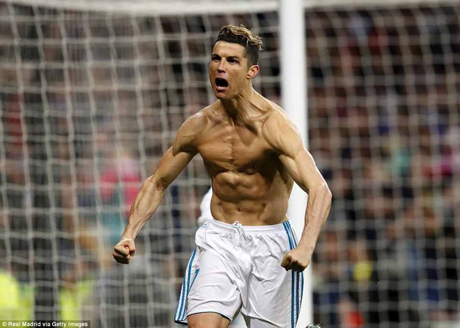 Ronaldo cởi áo khoe cơ bắp cuồn cuộn, khi hoá siêu anh hùng ở Champions League - Ảnh 3.