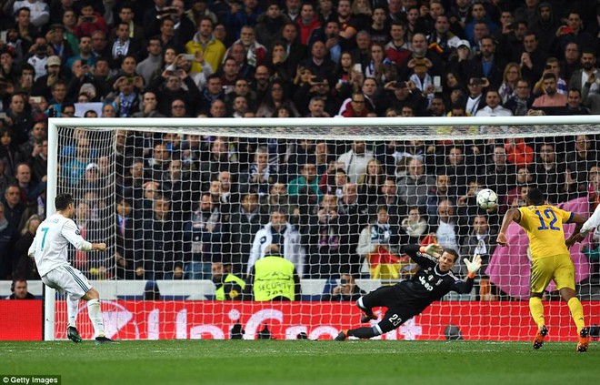 Ronaldo cởi áo khoe cơ bắp cuồn cuộn, khi hoá siêu anh hùng ở Champions League - Ảnh 1.