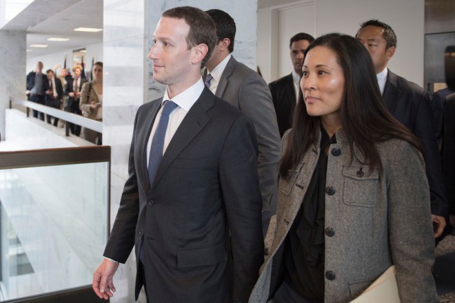Nữ trợ lý CEO Facebook Mark Zuckerberg bị nhầm lẫn thành vợ của anh do lỗi ẩu của Getty Images và Yahoo! - Ảnh 1.