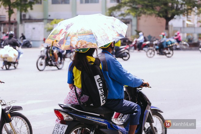 Chùm ảnh: Sài Gòn bước vào đợt nắng nóng đổ lửa, những ninja xuống phố - Ảnh 4.