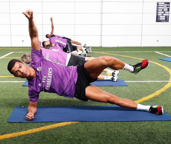 Ronaldo: Hành trình lột xác từ bộ xương di động đến body cực phẩm - Ảnh 9.