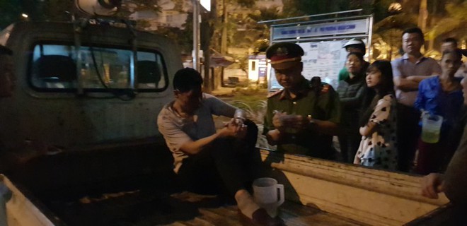 T&agrave;i xế xe b&aacute;n tải v&agrave; người l&aacute;i xe m&aacute;y c&oacute; va chạm nhỏ trước khi xảy ra vụ k&eacute;o l&ecirc; nạn nh&acirc;n h&agrave;ng trăm m&eacute;t tr&ecirc;n đường H&agrave; Nội - Ảnh 2.