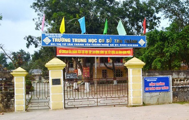 Khiển tr&aacute;ch thầy gi&aacute;o t&aacute;t học sinh do đốt giấy trong lớp ở Nghệ An - Ảnh 1.