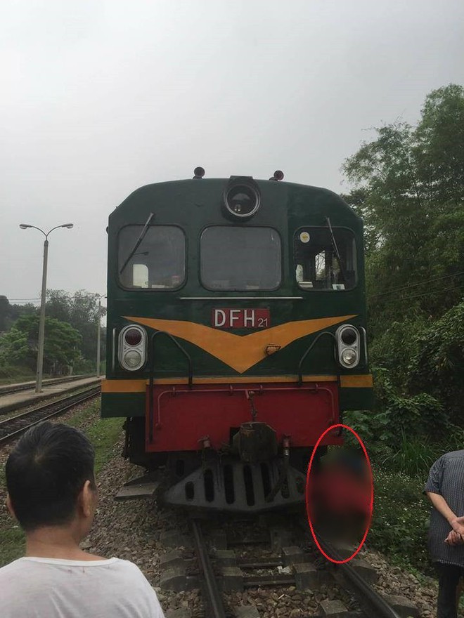Y&ecirc;n B&aacute;i: Đi tr&ecirc;n đường ray, người phụ nữ bị t&agrave;u hỏa k&eacute;o l&ecirc; gần 20m tử vong tại chỗ - Ảnh 1.