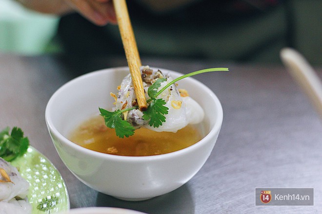 Hàng bánh cuốn lâu năm ở Hà Nội có món nước chấm đặc biệt không hề dùng mắm - Ảnh 6.