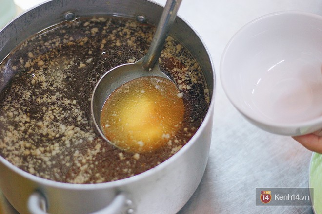 Hàng bánh cuốn lâu năm ở Hà Nội có món nước chấm đặc biệt không hề dùng mắm - Ảnh 5.