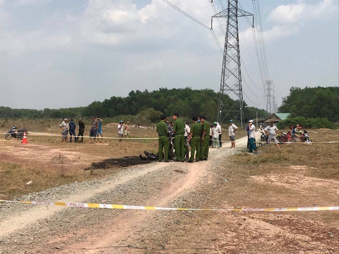 Hốt hoảng phát hiện thi thể người phụ nữ cháy đen, trên cơ thể quấn nhiều vòng sắt trong bãi đất trống - Ảnh 1.