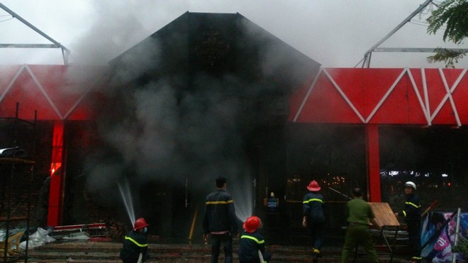 Sau tiếng nổ lớn, nhà hàng nổi tiếng ở Hải Phòng cháy dữ dội - Ảnh 1.