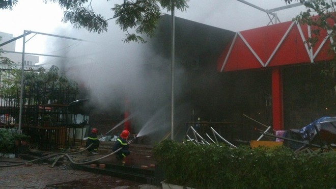 Sau tiếng nổ lớn, nhà hàng nổi tiếng ở Hải Phòng cháy dữ dội - Ảnh 6.