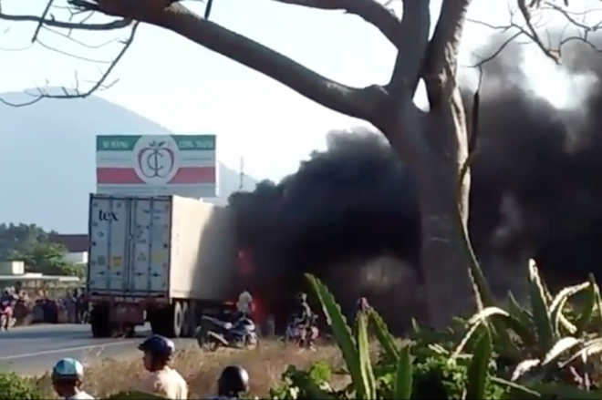 Bình Thuận: Xe container đang chạy bất ngờ bốc hoả, khói đen mù mịt quốc lộ 1A - Ảnh 2.
