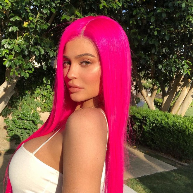 Coachella vừa bắt đầu, Kylie Jenner đã có mặt để khoe tóc hồng rực và vòng 1 căng đầy - Ảnh 2.