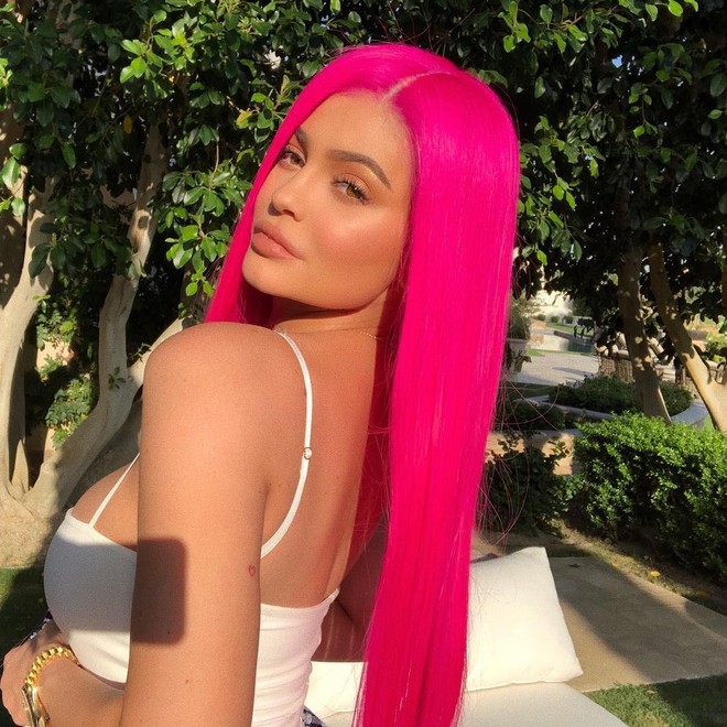 Coachella vừa bắt đầu, Kylie Jenner đã có mặt để khoe tóc hồng rực và vòng 1 căng đầy - Ảnh 1.