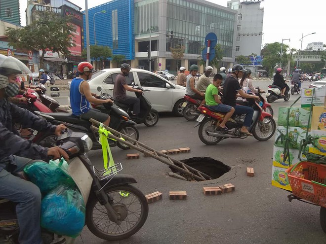 Hà Nội: Thêm một hố tử thần bỗng nhiên xuất hiện trên đường Cát Linh - Ảnh 3.