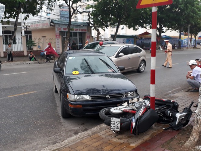 Thái Bình: Hai ô tô rượt đuổi nhau trên phố, gây tai nạn cho người đi đường - Ảnh 1.
