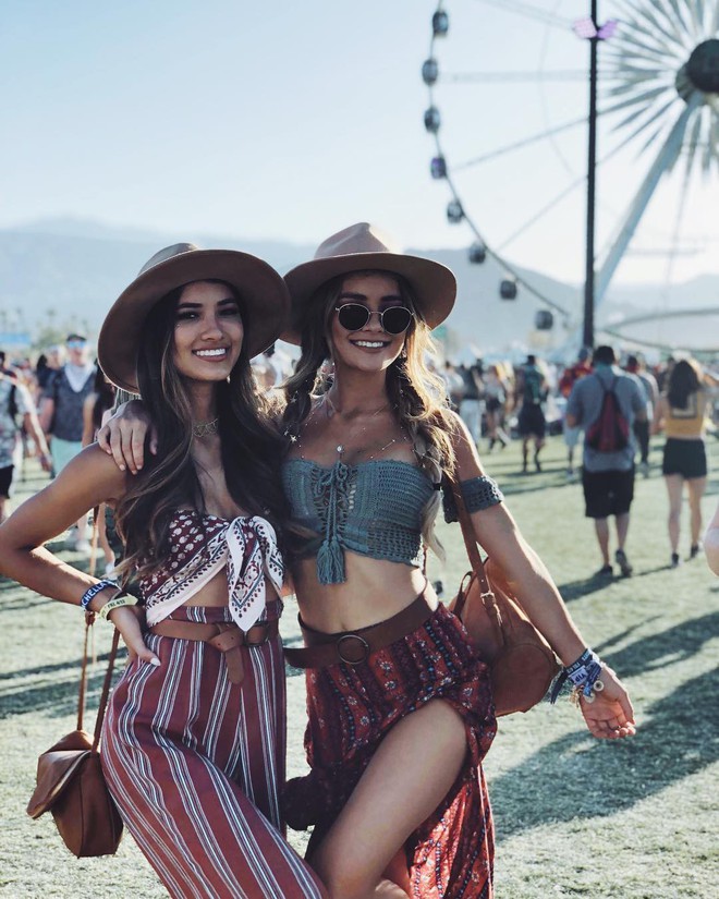 1 m&eacute;t vu&ocirc;ng đất c&oacute; đến 10 c&ocirc; n&agrave;ng sexy, đ&uacute;ng chuẩn đặc sản của Coachella rồi! - Ảnh 6.