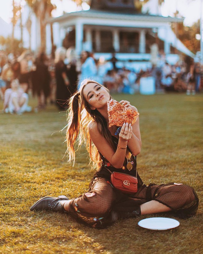 1 m&eacute;t vu&ocirc;ng đất c&oacute; đến 10 c&ocirc; n&agrave;ng sexy, đ&uacute;ng chuẩn đặc sản của Coachella rồi! - Ảnh 10.