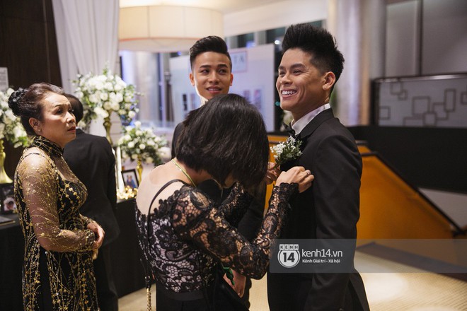 Bố mẹ hai bên gia đình có mặt đông đủ trong đám cưới của biên đạo John Huy Trần và bạn trai Nhiệm Huỳnh - Ảnh 4.