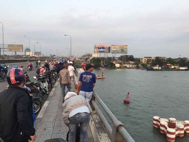 T&agrave;u va chạm v&agrave;o th&agrave;nh cầu Đồng Nai mắc kẹt, nhiều người d&acirc;n hốt hoảng - Ảnh 2.