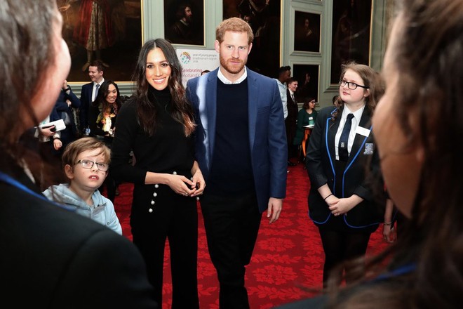 Trong số các thành viên hoàng gia, Meghan Markle là người duy nhất luôn mặc như thế này - Ảnh 2.