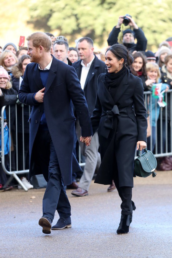 Trong số các thành viên hoàng gia, Meghan Markle là người duy nhất luôn mặc như thế này - Ảnh 3.