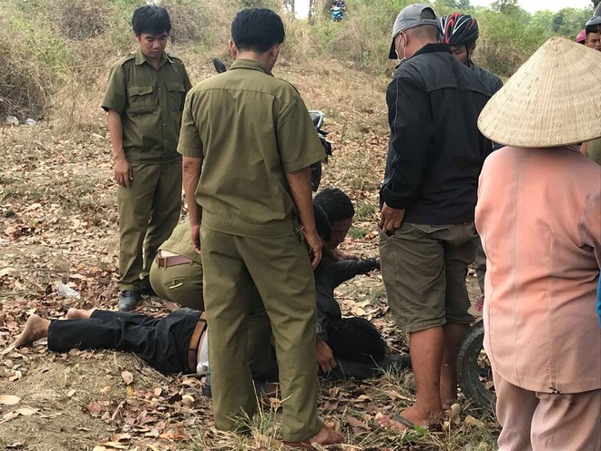 Cha mẹ gào khóc, đòi chết cùng khi phát hiện con trai duy nhất trượt chân tử vong dưới hồ đá làng đại học - Ảnh 1.