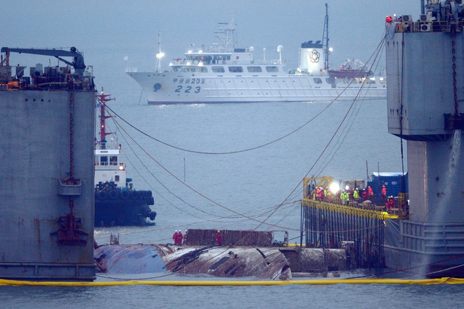 Những hình ảnh trong vụ chìm phà Sewol khiến hơn 300 người thiệt mạng vẫn khiến mọi người ám ảnh - Ảnh 29.