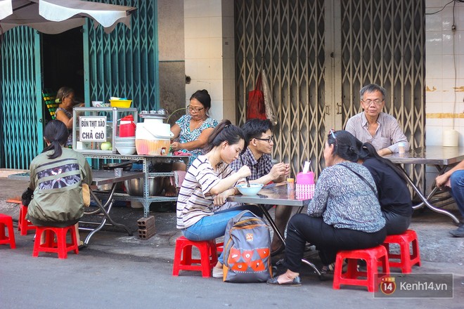 Giải mã món bún xào “trông mặt mà bắt hình dong” tại Sài Gòn - Ảnh 7.