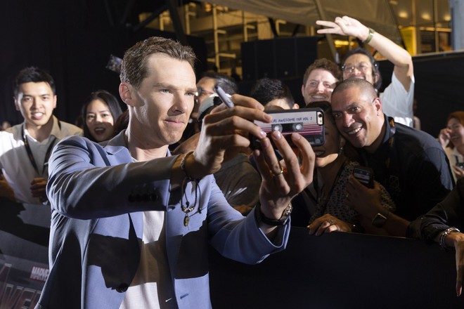 Ai cũng biết Benedict Cumberbatch là quý ông tuyệt vời, nhưng anh có cần phải đốn tim fan thế này không? - Ảnh 2.