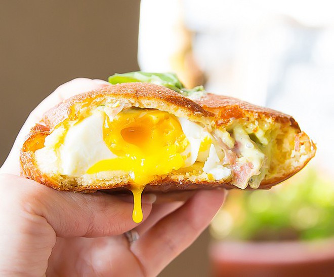 Egg Benedict Doughnut - Kh&#225;i niệm mới về m&#243;n b&#225;nh doughnut với phần nh&#226;n trứng tan chảy - Ảnh 6.